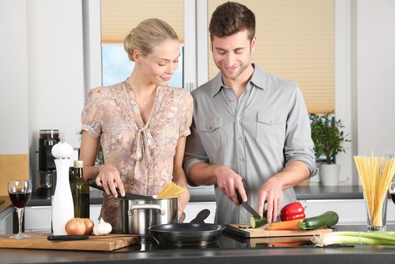 Frau und Mann kochen gesundes Essen
